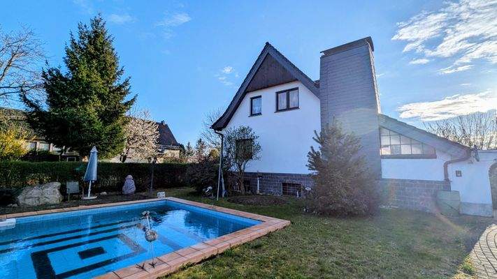 Grundstücksblick mit Wohnhaus und Pool