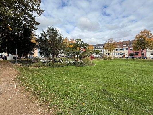 Parkanlage vor dem Haus