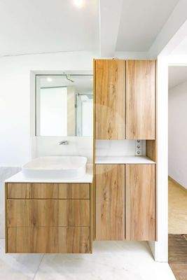 Armaturen und Schränke Bad II