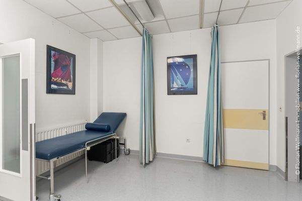 Behandlungsraum 5 der Praxis im 1. Obergeschoss.