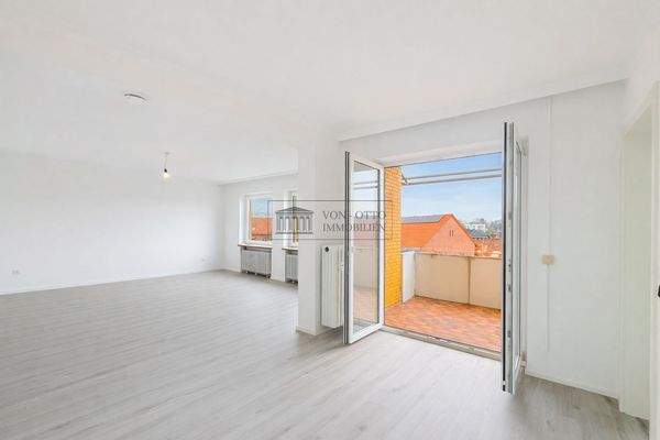 Wohnzimmer mit Zugang zum Balkon