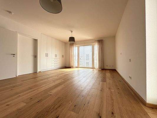 Schlafbereich mit Zugang zum Badezimmer