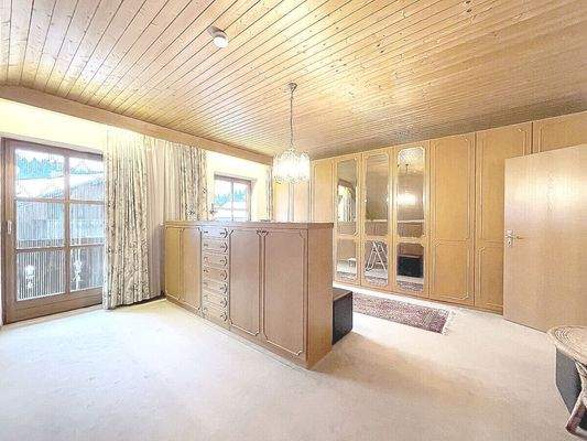 Großer Ankleidebereich im Elternschlafzimmer