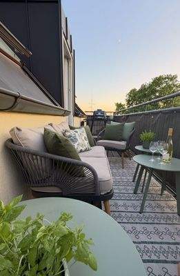 Balkon mit Blick in den grünen Innenhof