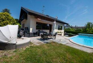 Hausansicht mit Pool