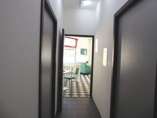 Blick vom Flur ins Lokal