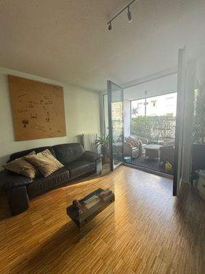 Blick von Wohn-Eßzimmer auf Terrasse