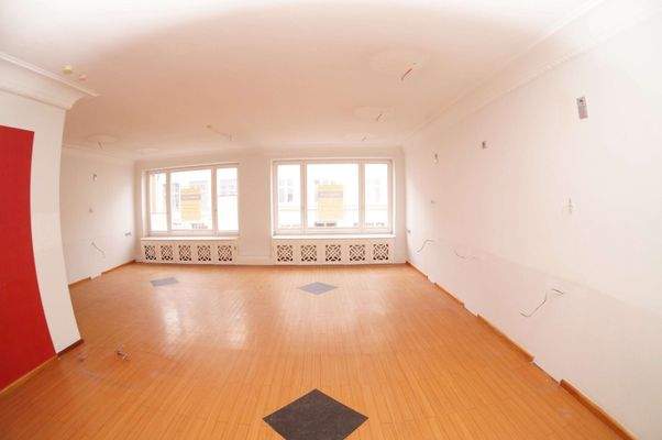 Blick zu Schaufenstern