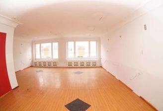 Blick zu Schaufenstern