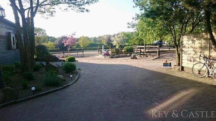 Zugang zum anderen Stalltrakt und zum Dressurplatz 