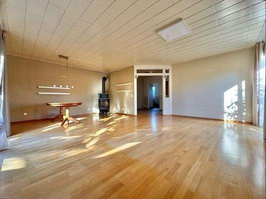 ... mit Kamin und Essbereich...