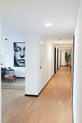 Moderner Flur mit Kunst