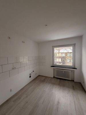 Leeres Zimmer mit Fenster