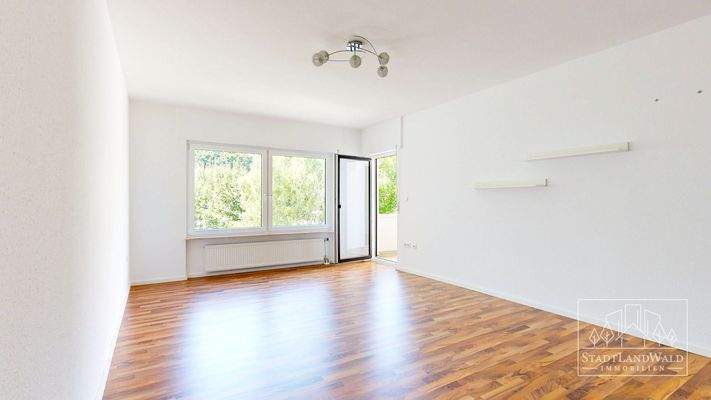 Wohnzimmer mit Übergang zum Balkon