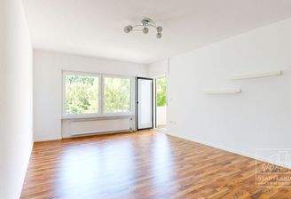 Wohnzimmer mit Übergang zum Balkon