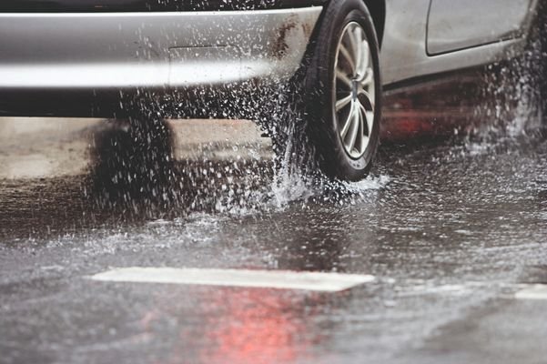 Auto im Regen - Reifen.jpg