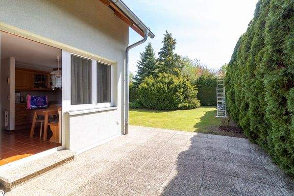 Terrasse mit Blick zum uneinsehbaren Garten