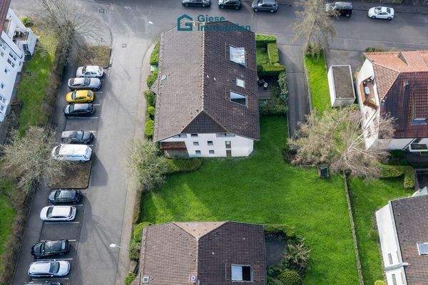 Haus von oben (KI-generierte Frühlingswiese)