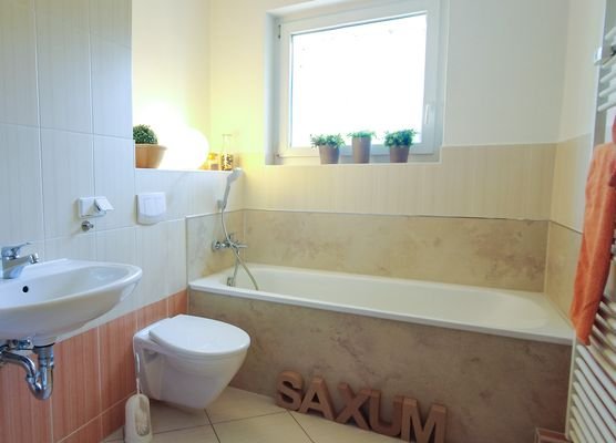 Bad mit Wanne, Dusche und Fenster
