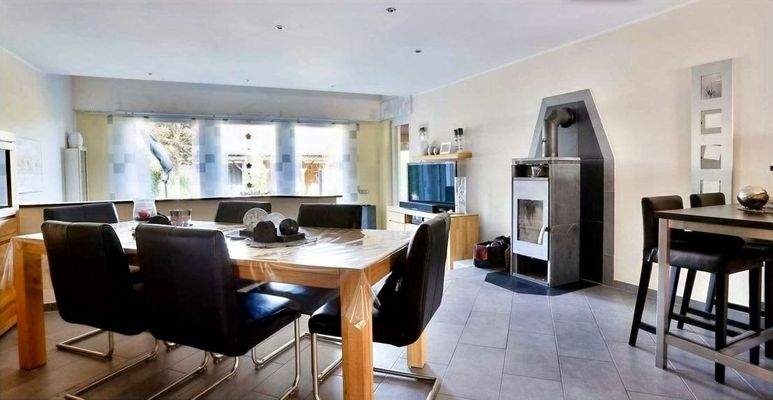 Esszimmerbereich mit Kaminofen