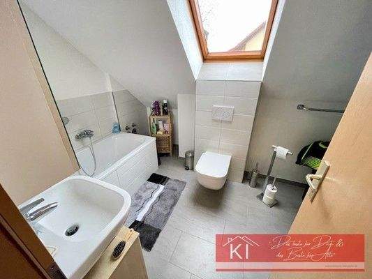 Tageslichtbadezimmer/ Wanne/ WC