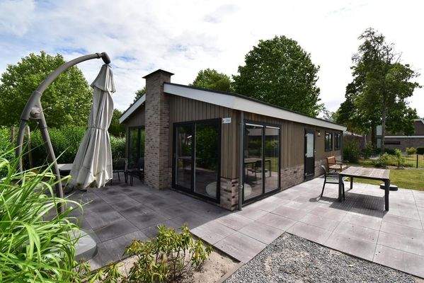 ferienhaus-kaufen-biddinghuizen-vorderseite-terras