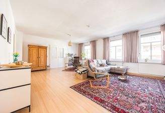 Wohnzimmer mit Durchgang zum Büro