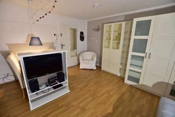 TV-Ecke mit Blick auf Wohnungseingang.JPG