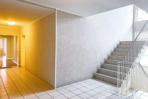 Treppenhaus mit Blick zur Wohnung