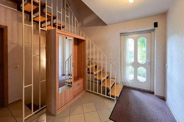 Eingangstür und Treppenaufgang