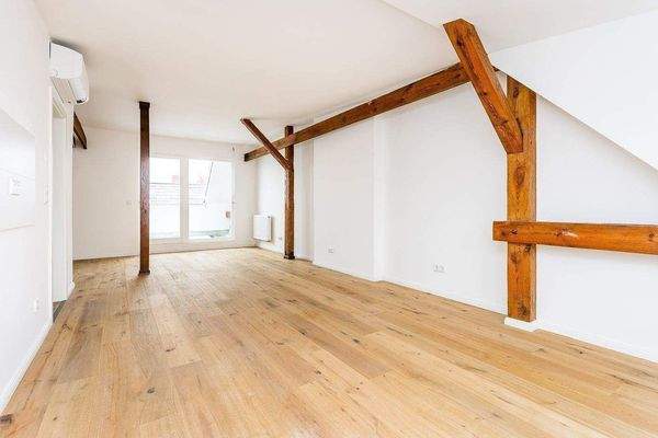 Geräumiges Wohnzimmer mit offener Küche