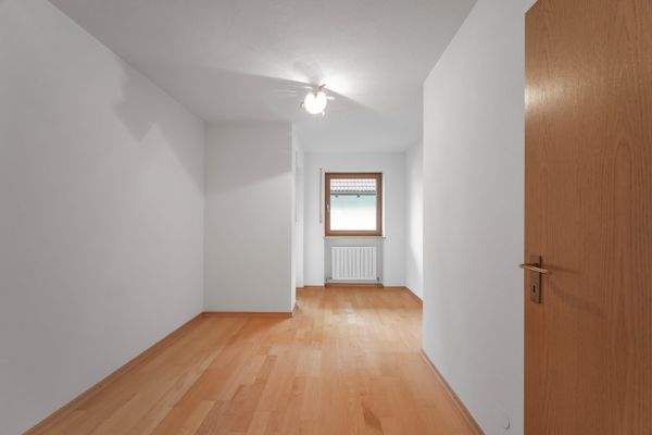 Zimmer 2  mit Zugang zum Balkon (West)