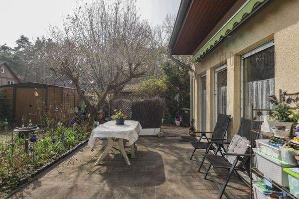 Terrasse mit Sonnenmarkise