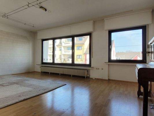 lichtverwöhntes Wohnzimmer vor Renovierung