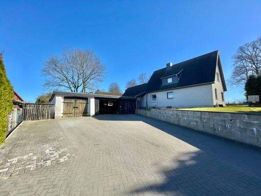 Haus und Auffahrt