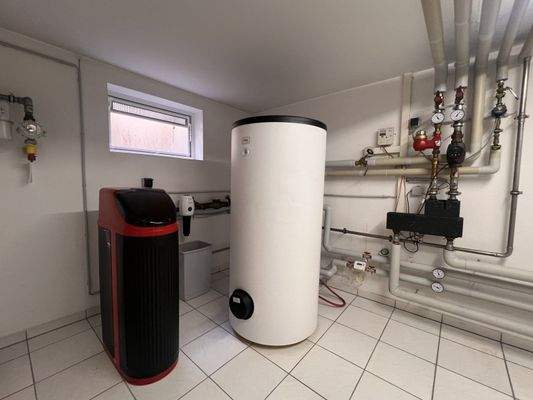 Modernste Heizungstechnik mit Wärmepumpe und Warmwasserspeicher - Energieeffizientes Herzstück Ihres Zuhauses