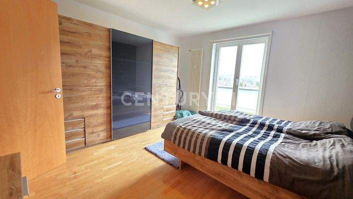 Geräumiges Schlafzimmer mit Zugang zum Balkon