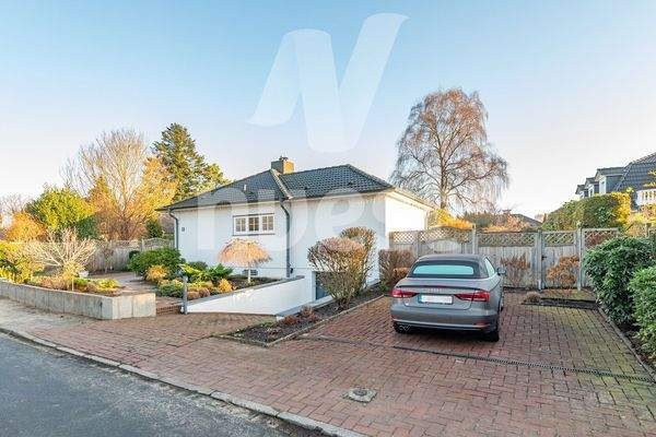 Hausansicht mit Garage und 2 Stellplätzen