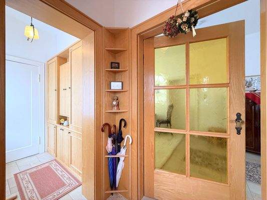 Windfang mit angrenzender Garderobe