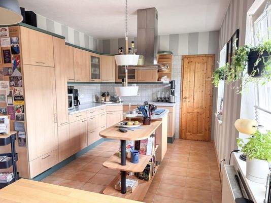 Große Küche im Kochinsel und Essbereich