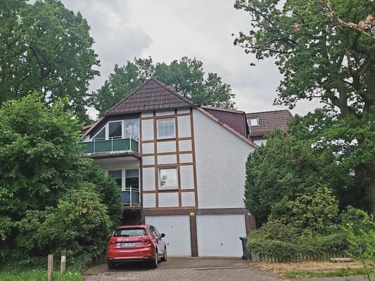 Hausansicht und Garage.jpg