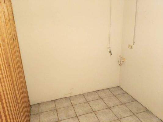 Kellerabteil mit Waschmaschinenanschluss