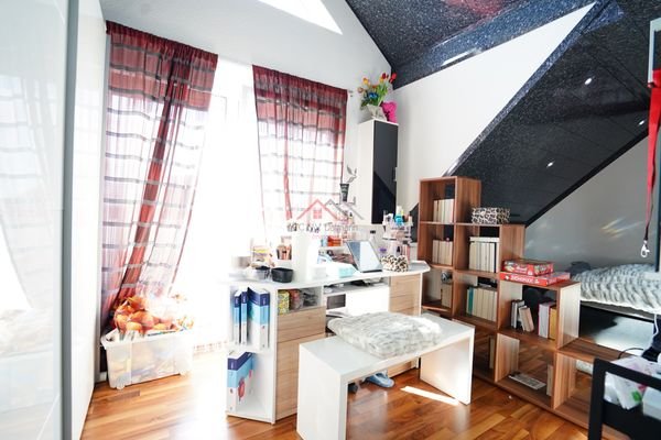 Kinderzimmer mit Zugang zum Balkon 