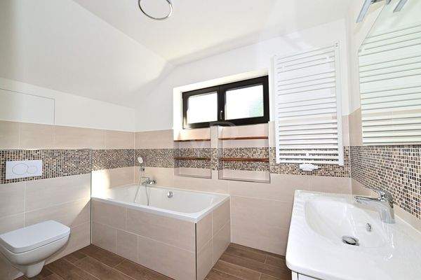 Modernes Badezimmer mit Wanne und Dusche