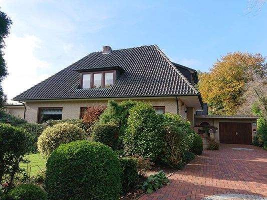 Hausansicht mit Auffahrt und Garage