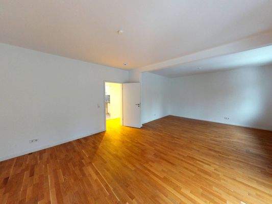 Ansicht II: Wohn-und Essbereich mit Zugang zum Balkon