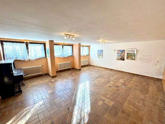 C4 Wohnzimmer Souterrain.jpg