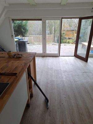 Küche mit angrenzendem Wohnbereich