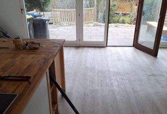 Küche mit angrenzendem Wohnbereich