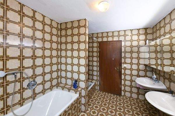 ... mit Wanne und Dusche